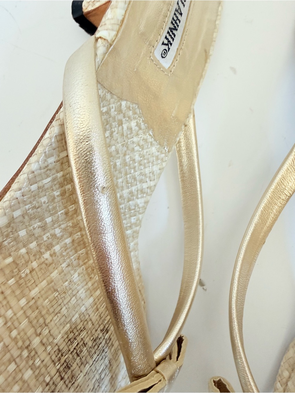 Manolo Blahnik Vintage Y2K Gold Raffia Bow Thong Kitten Heel Sandals 38 - Picture 5 of 9